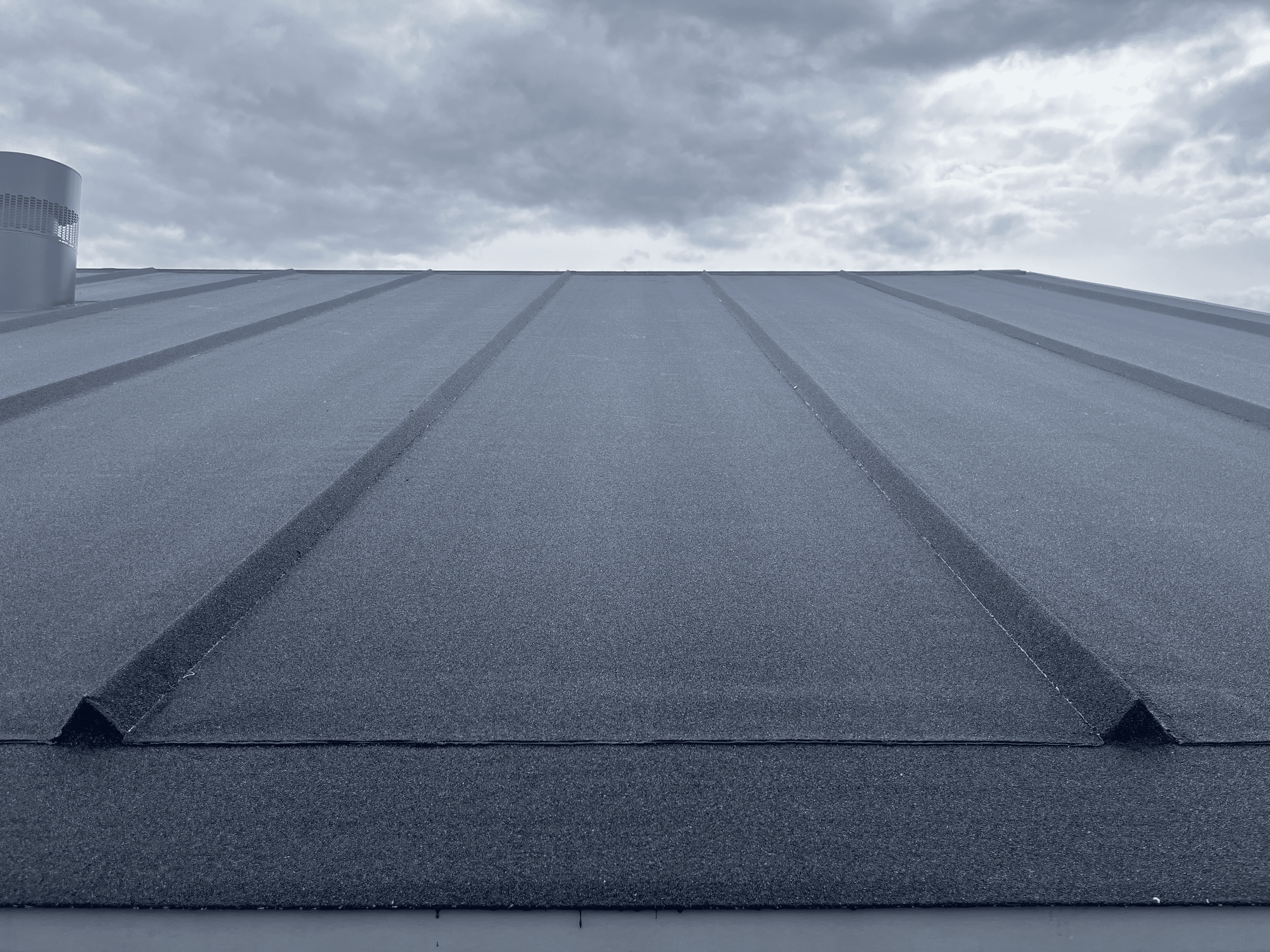 Listedækning ICOPAL 500 P kulsort. En meters baner med underliggende kapper ultimo 2023